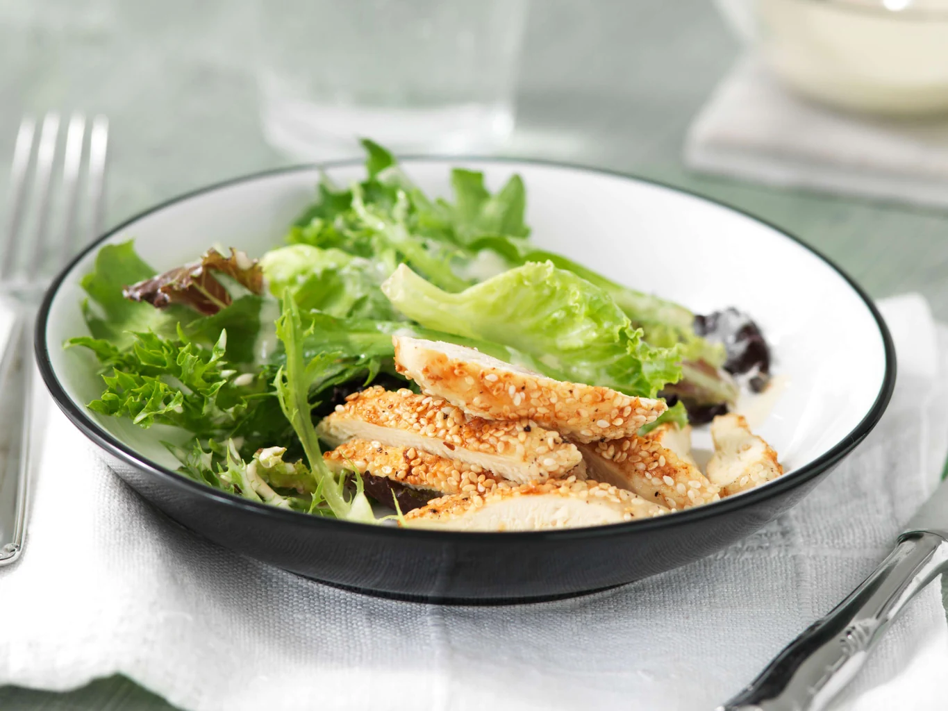 Insalata di pollo con salsa al sesamo e allo yogurt