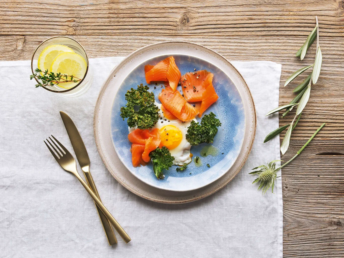 Rauchlachs mit gebackenem Federkohl und Ei