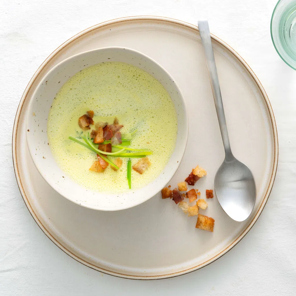 Weinsuppe mit Speck-Croûtons