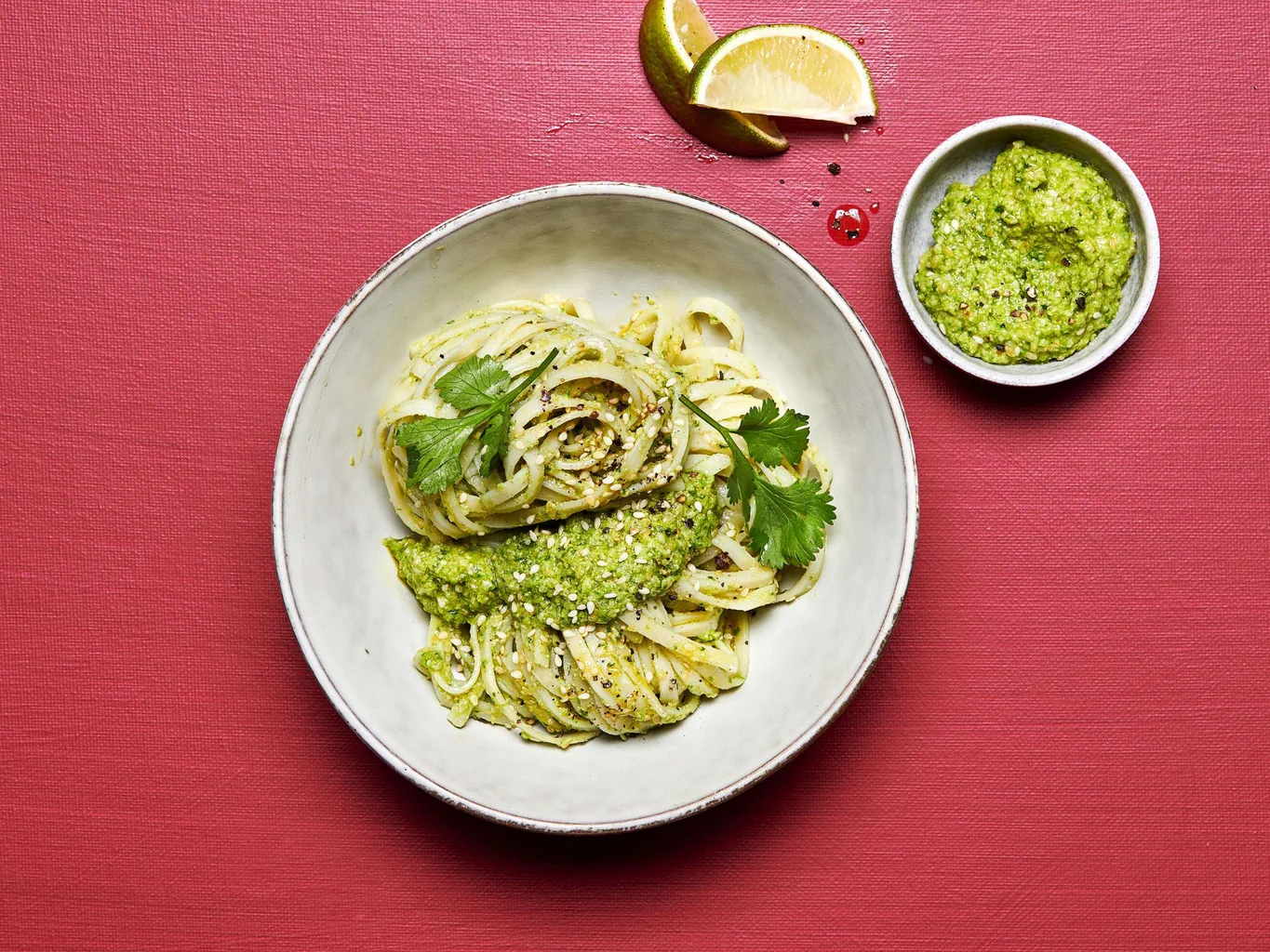 Kopfsalat-Sesam-Pesto mit Thai-Nudeln 