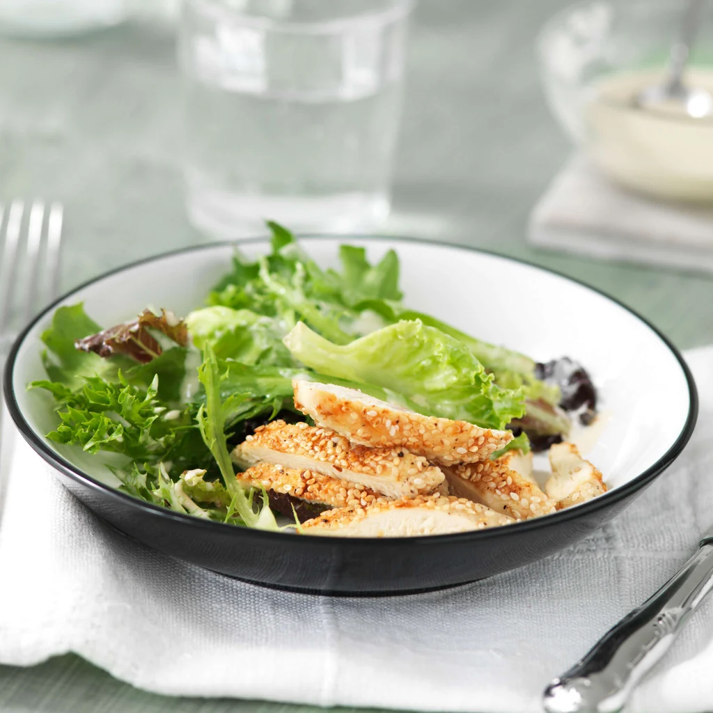 Insalata di pollo con salsa al sesamo e allo yogurt