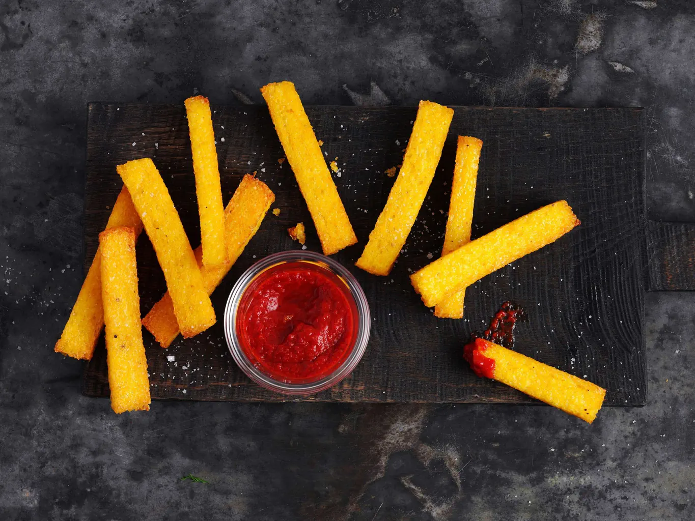 Polenta-Sticks mit Peperoni-Ketchup