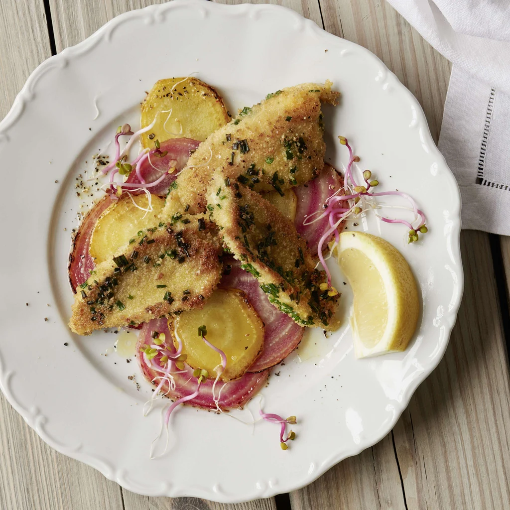Eglifilets in Schnittlauch-Panade auf Randen