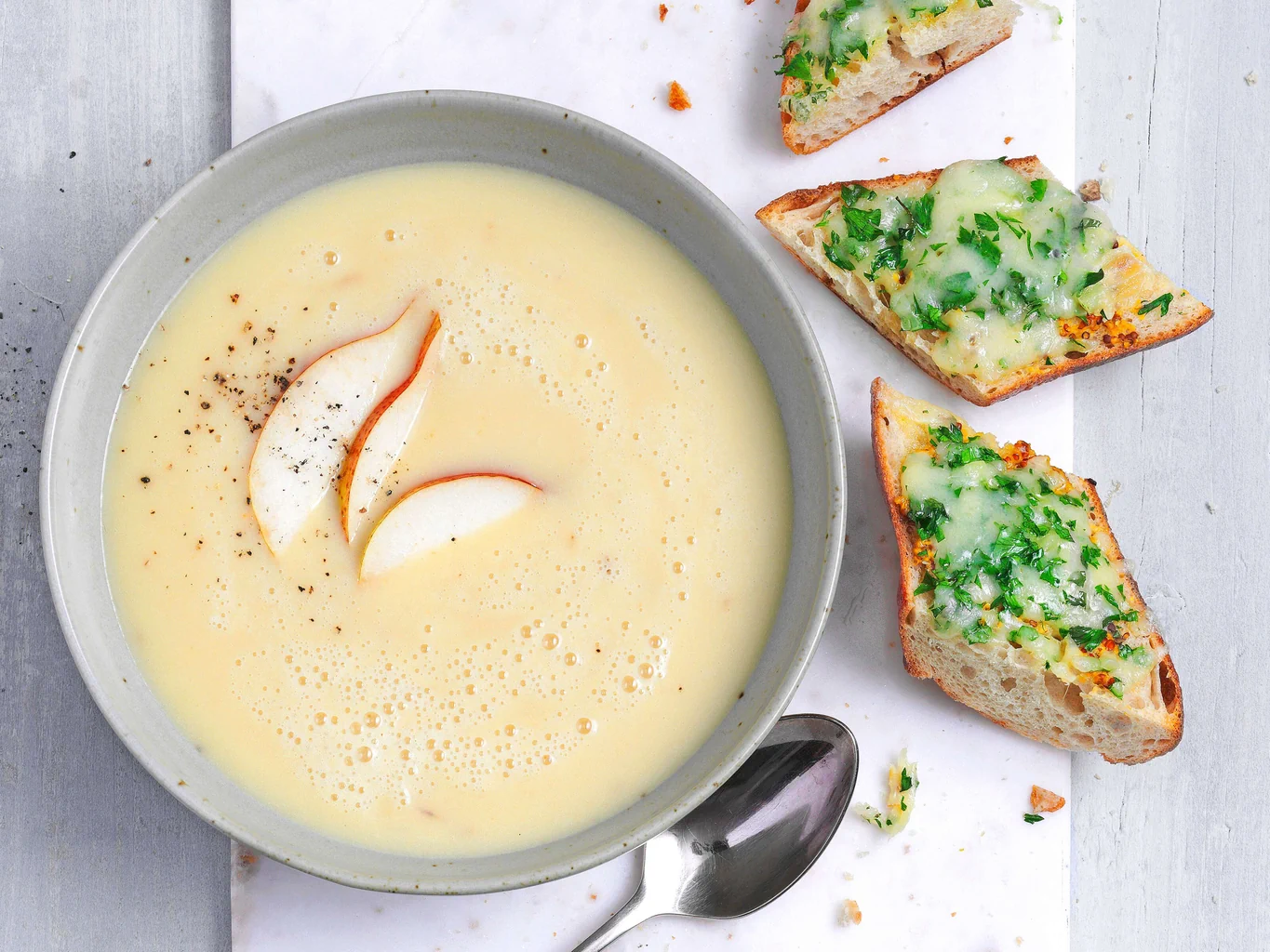 Vellutata di patate alla pere con baguette al formaggio