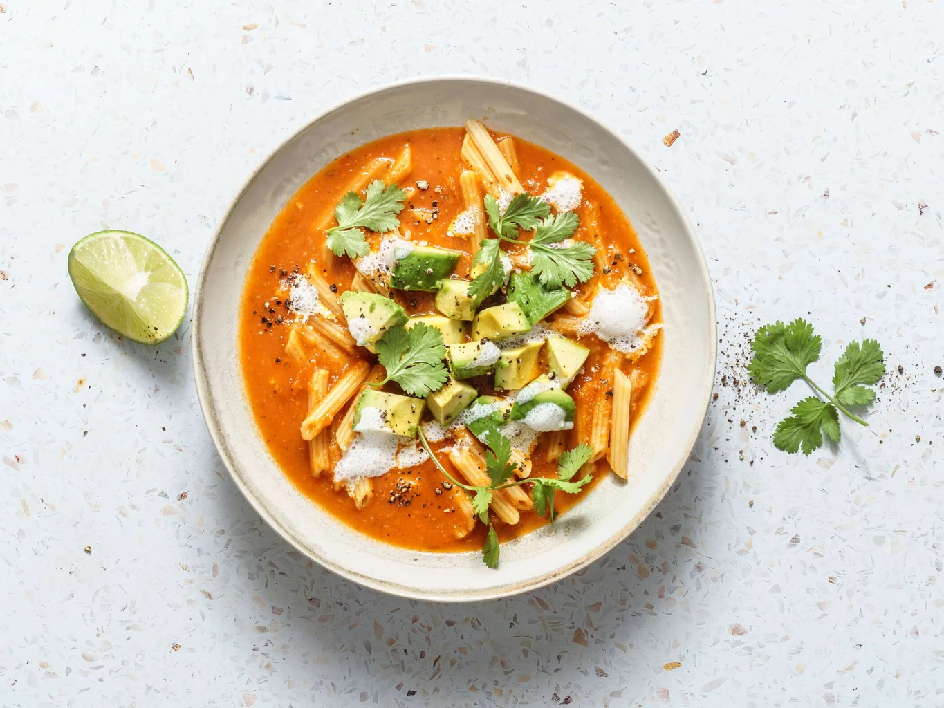 Soupe de tomates aux penne rigate avec citron vert