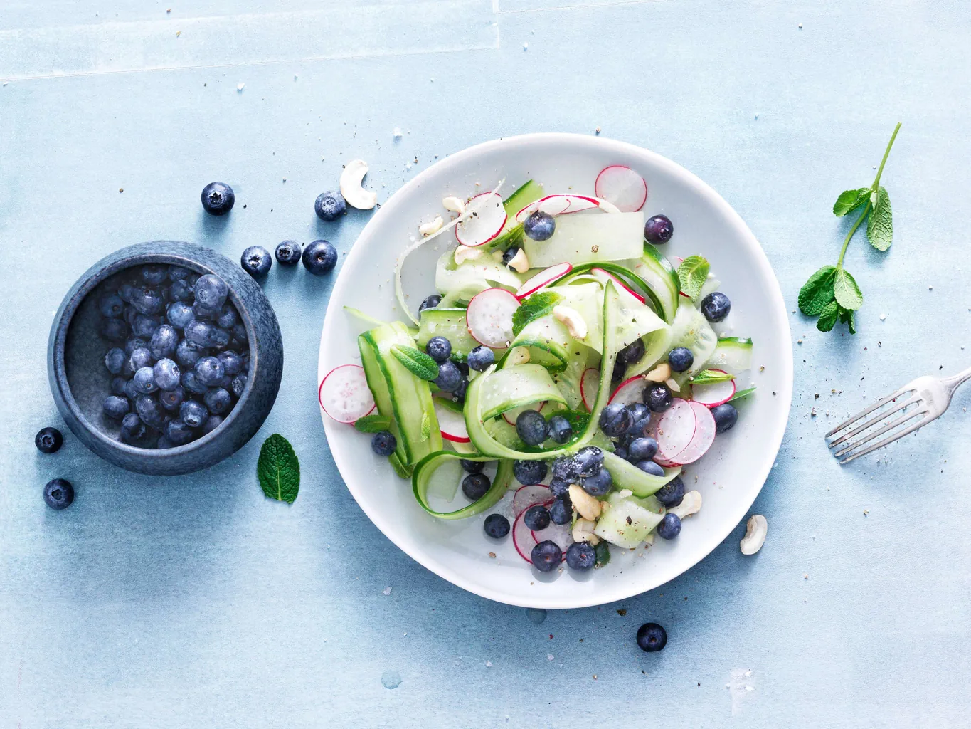 Insalata di cetrioli con mirtilli