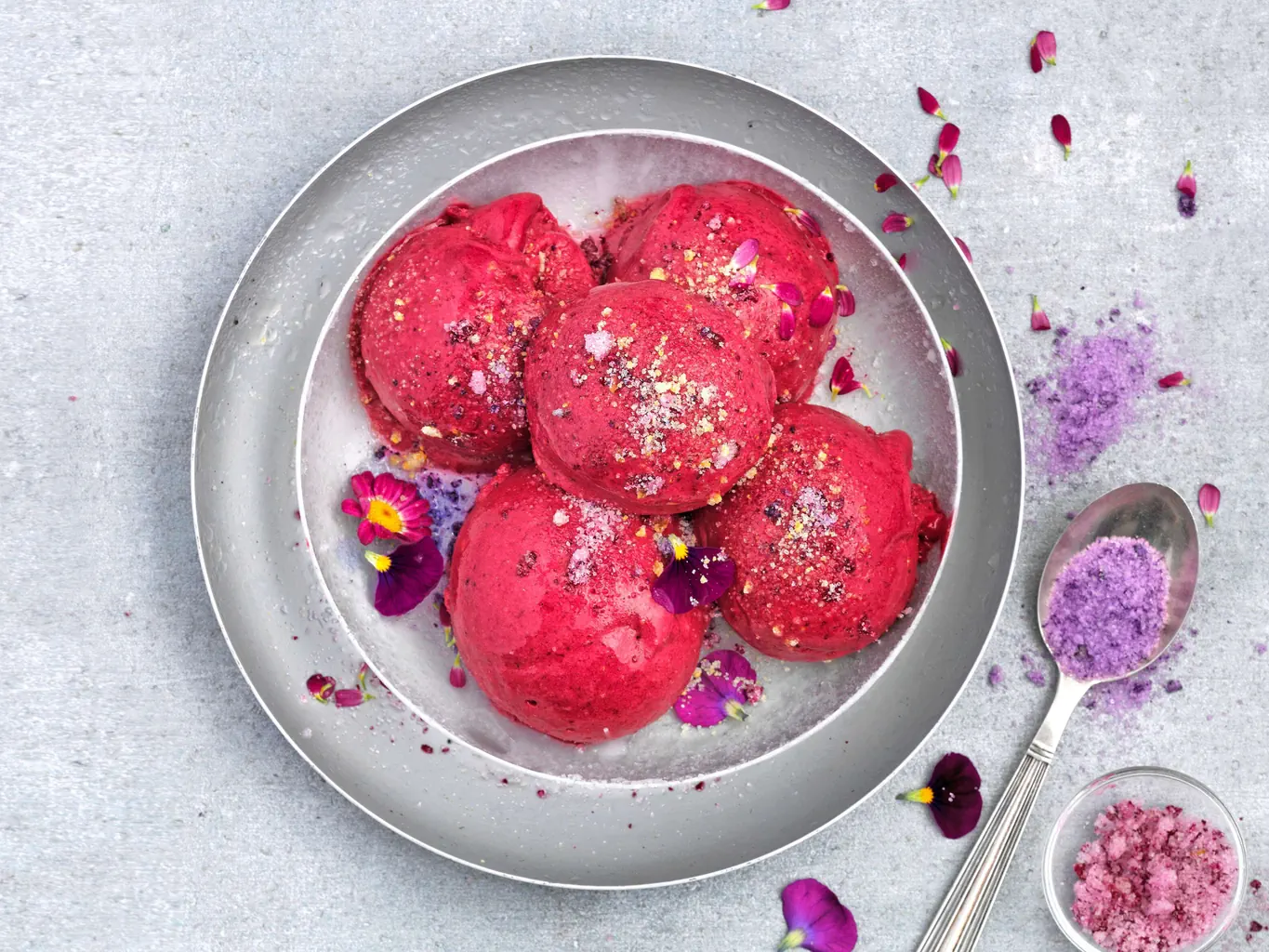 Crème glacée au cassis avec sucre aux fleurs