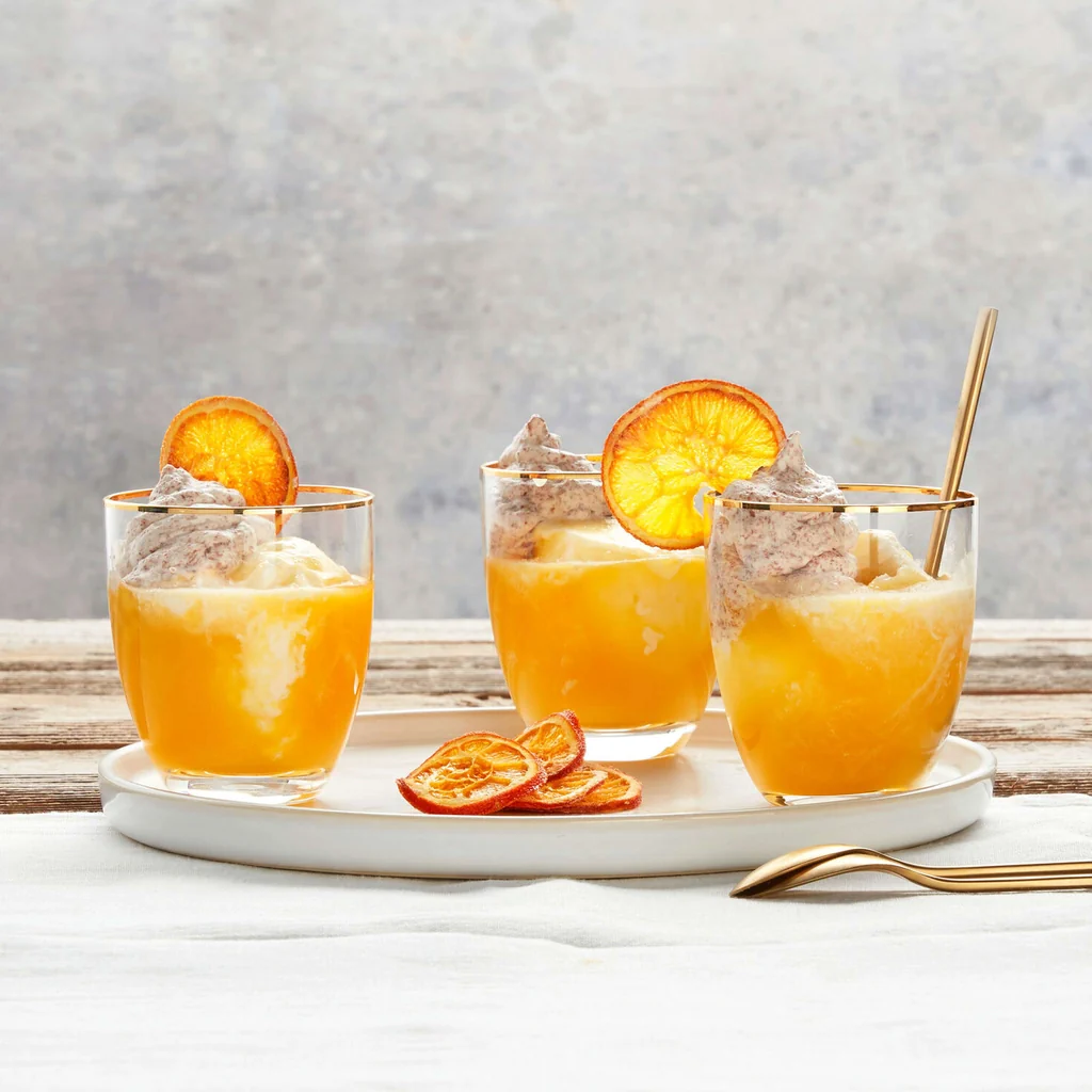 Glace, crème au chocolat et chips d'orange