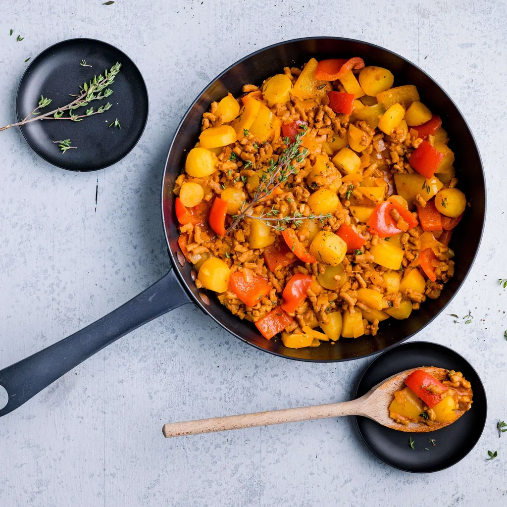 Kartoffel-Gemüse-Pfanne mit veganem Hack