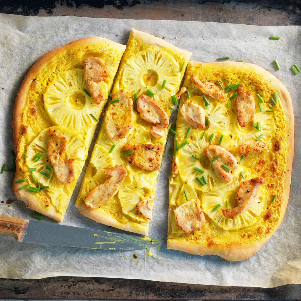 Tarte flambée avec poulet et ananas