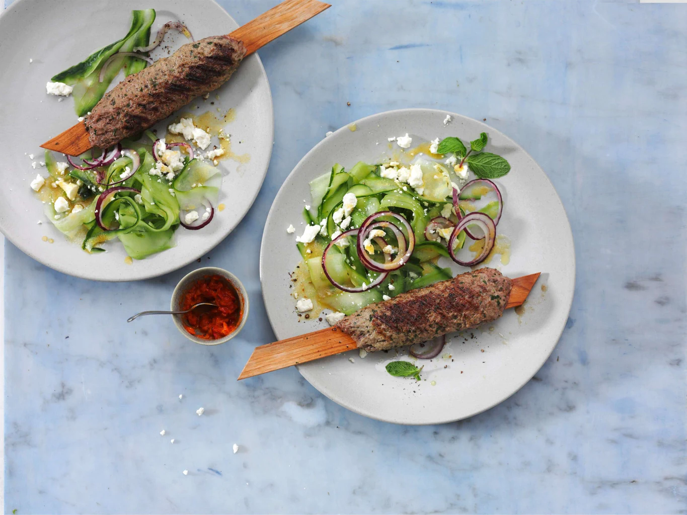 Lammhackfleischspiess mit Gurkensalat