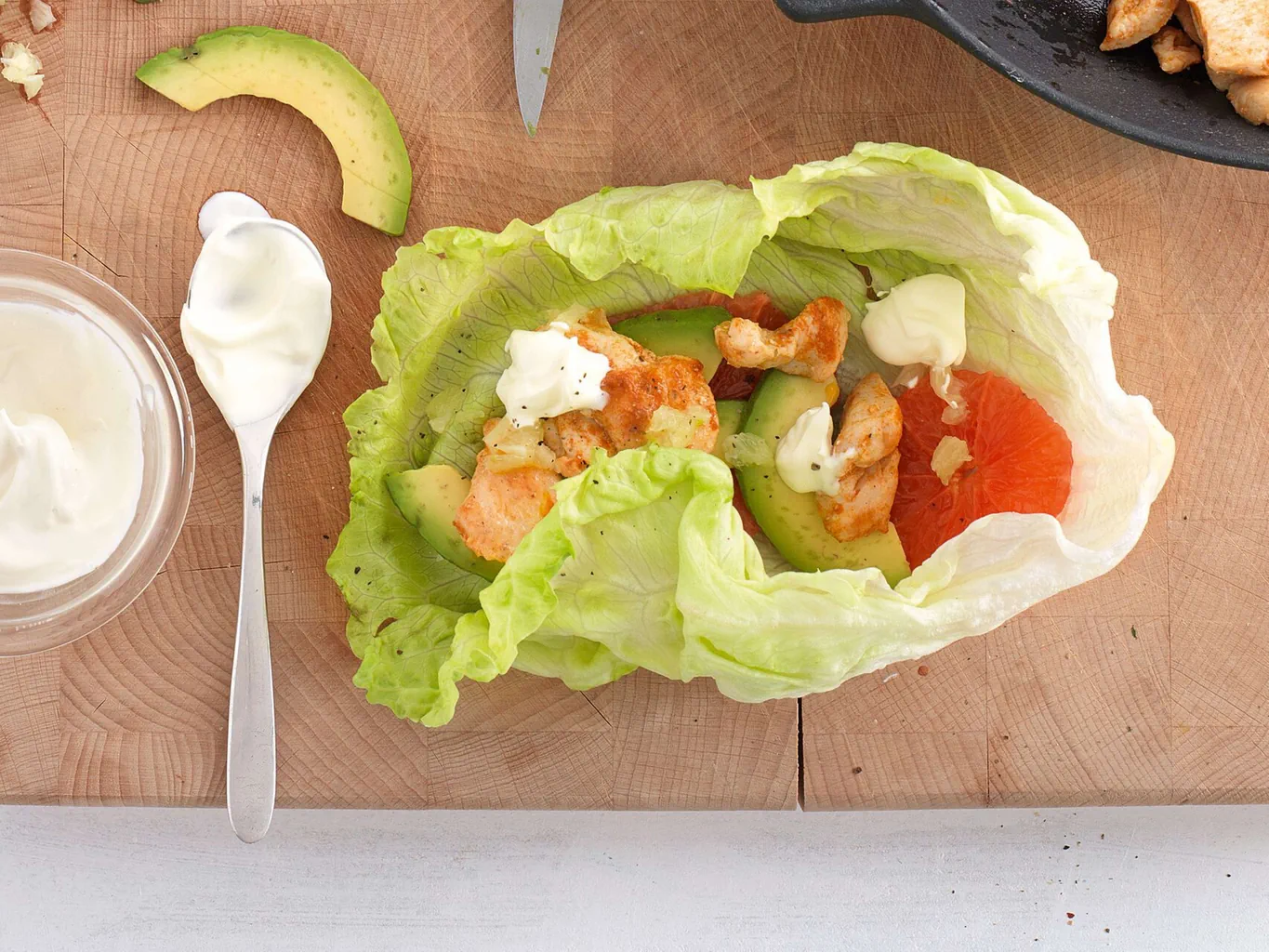 Poulet-Salat-Wraps mit Grapefruit und Avocado