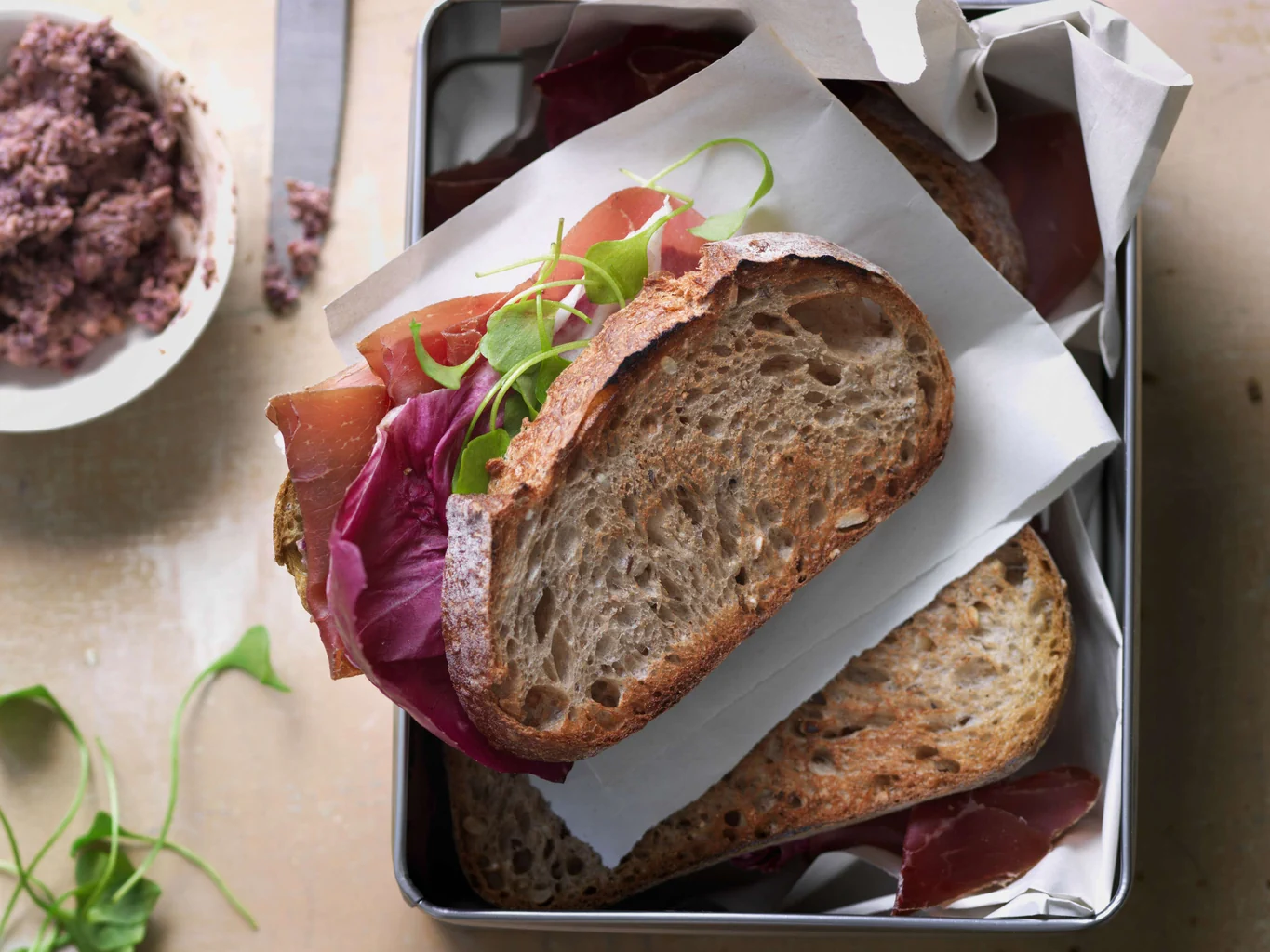 Sandwich à la viande séchée des Grisons avec chicorée rouge et ricotta