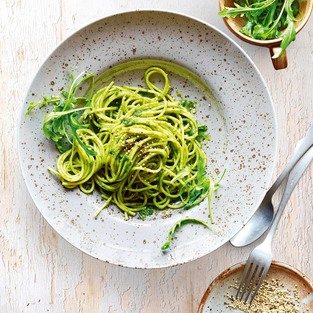 Spaghettini con pesto di rucola e lattuga