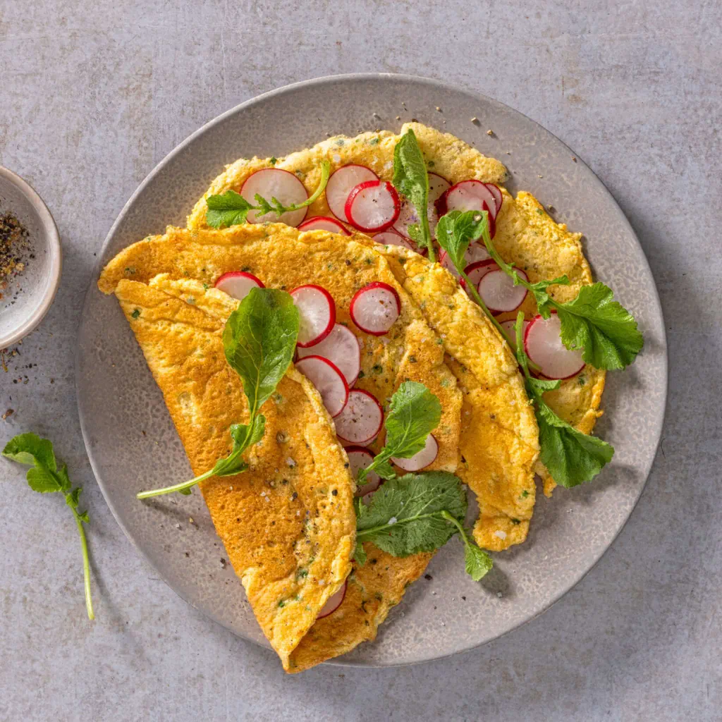 Omelette fourrée aux radis roses
