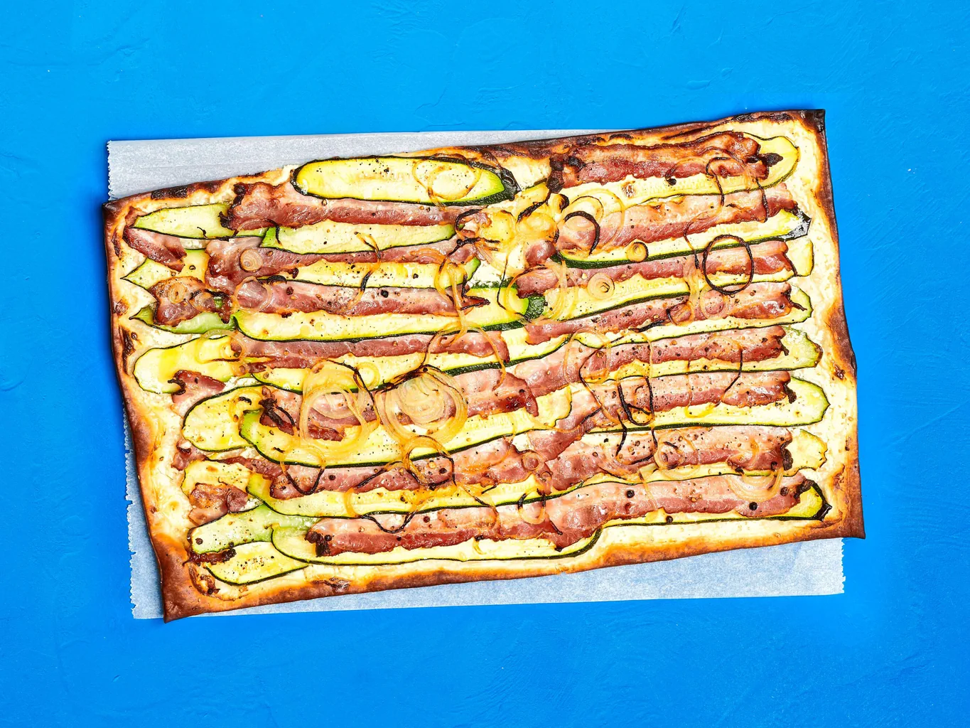 Tarte flambée aux courgettes et au lard