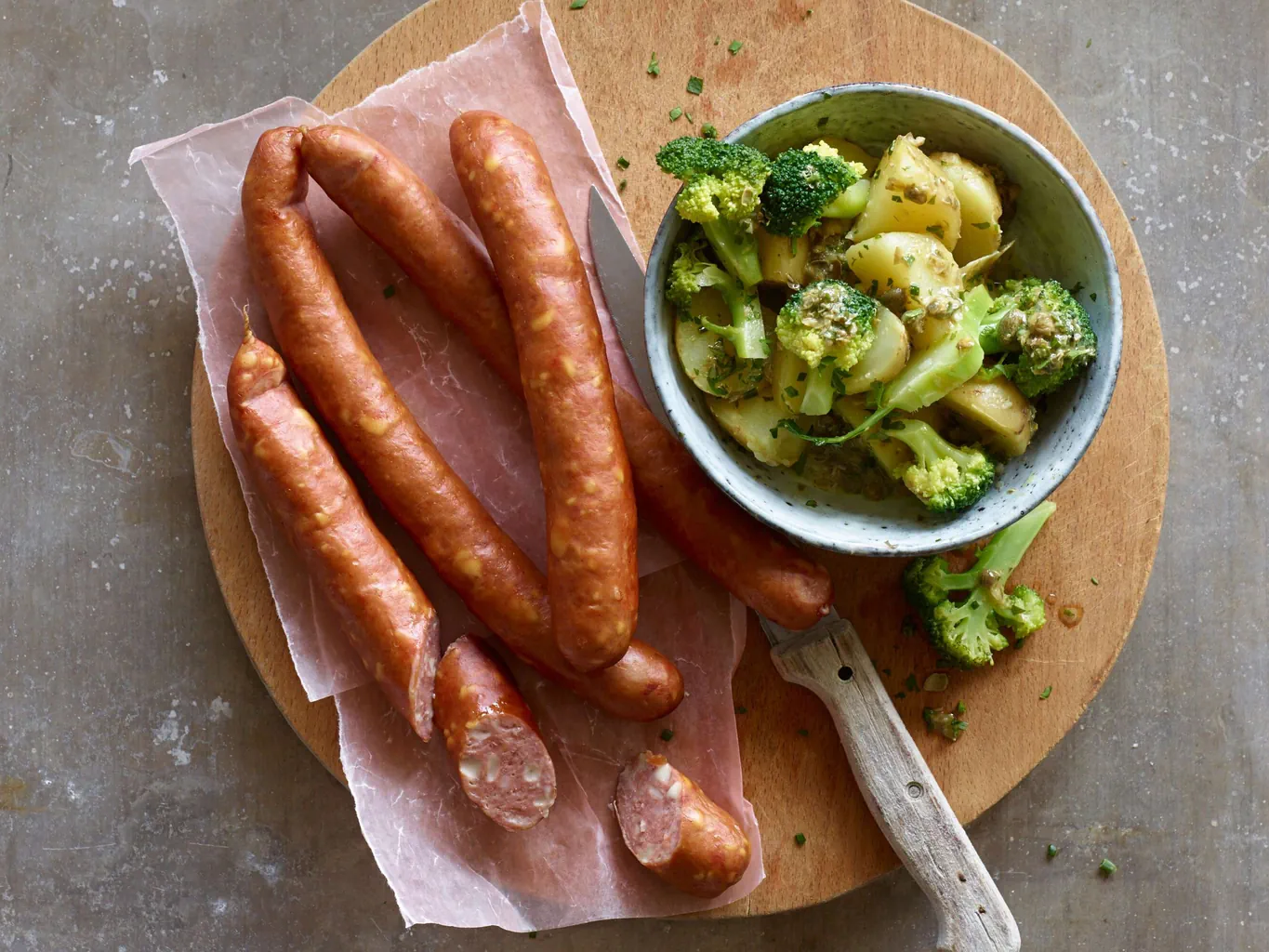 Salsicce con formaggio e insalata di patate e broccoli