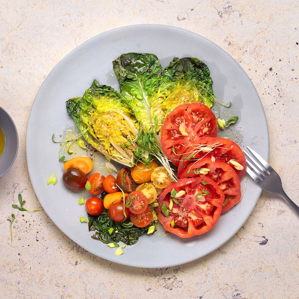 Tomatensalat auf gebratenem Lattich