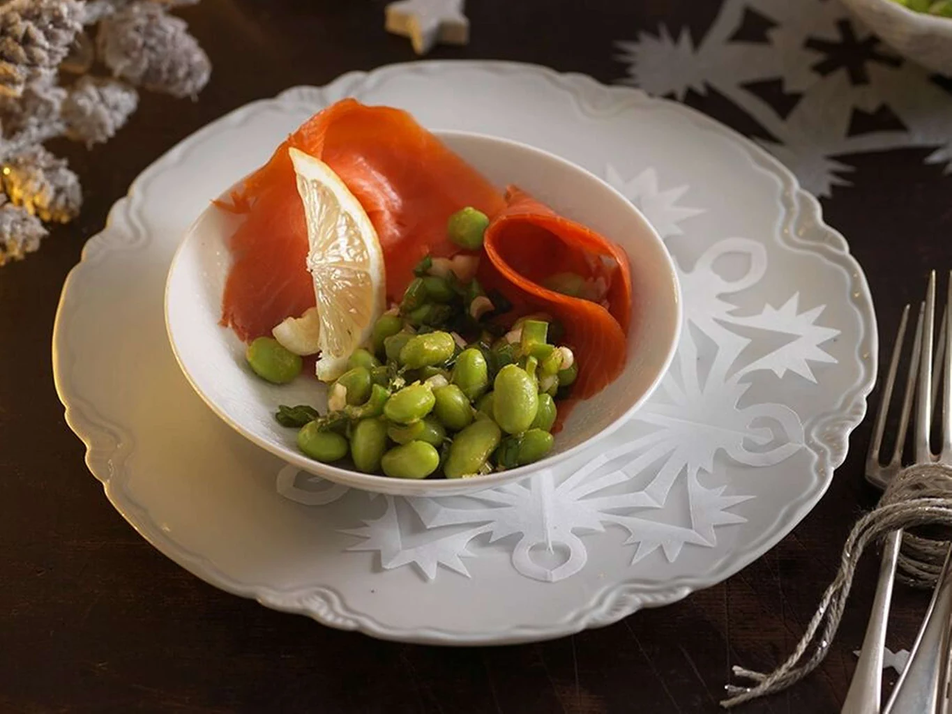 Edamamesalat mit geräuchertem Lachs