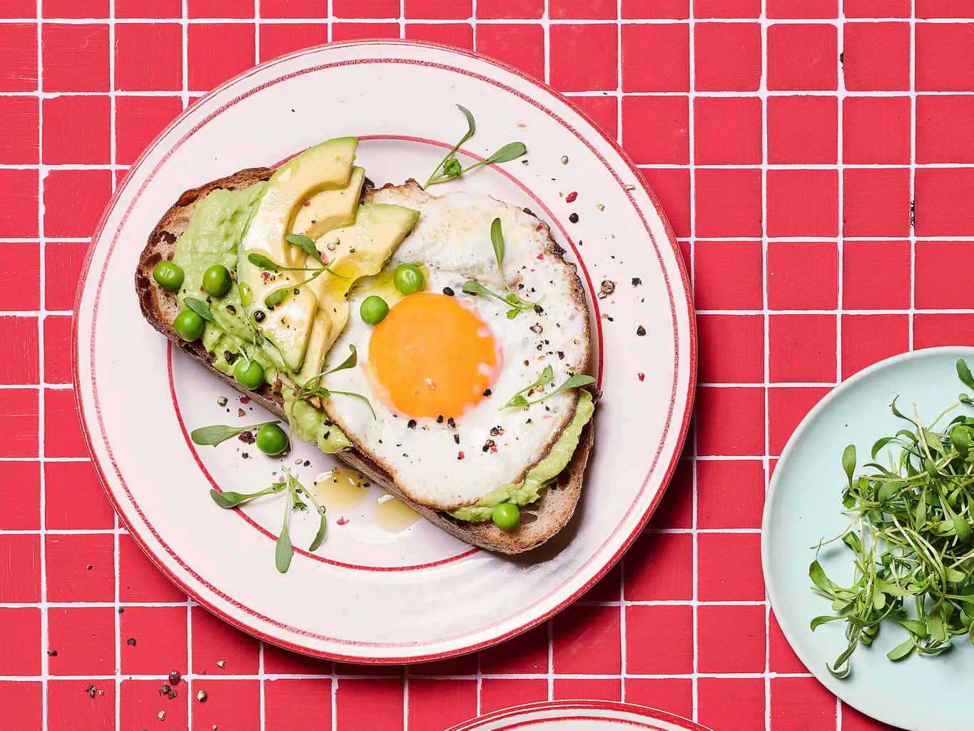 Tartines aux petits pois et œuf au plat