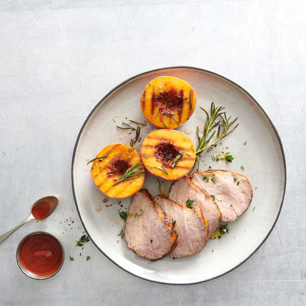 Kalbsnuss mit Pfirsich und Sriracha-Himbeer-Sauce