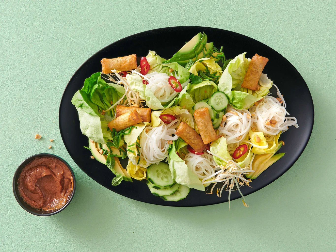 Reisnudelsalat mit Frühlingsrollen