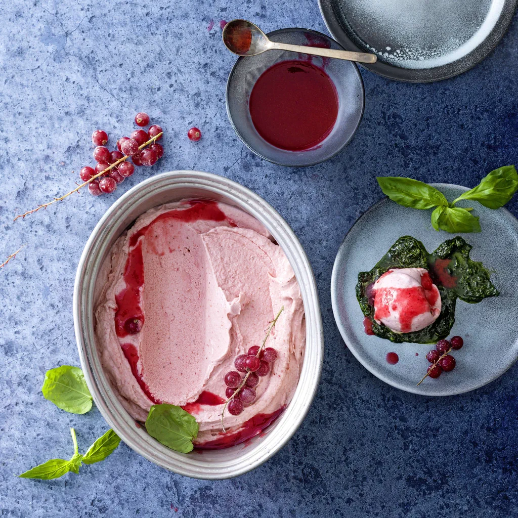 Glace aux groseilles rouges avec sucre au basilic