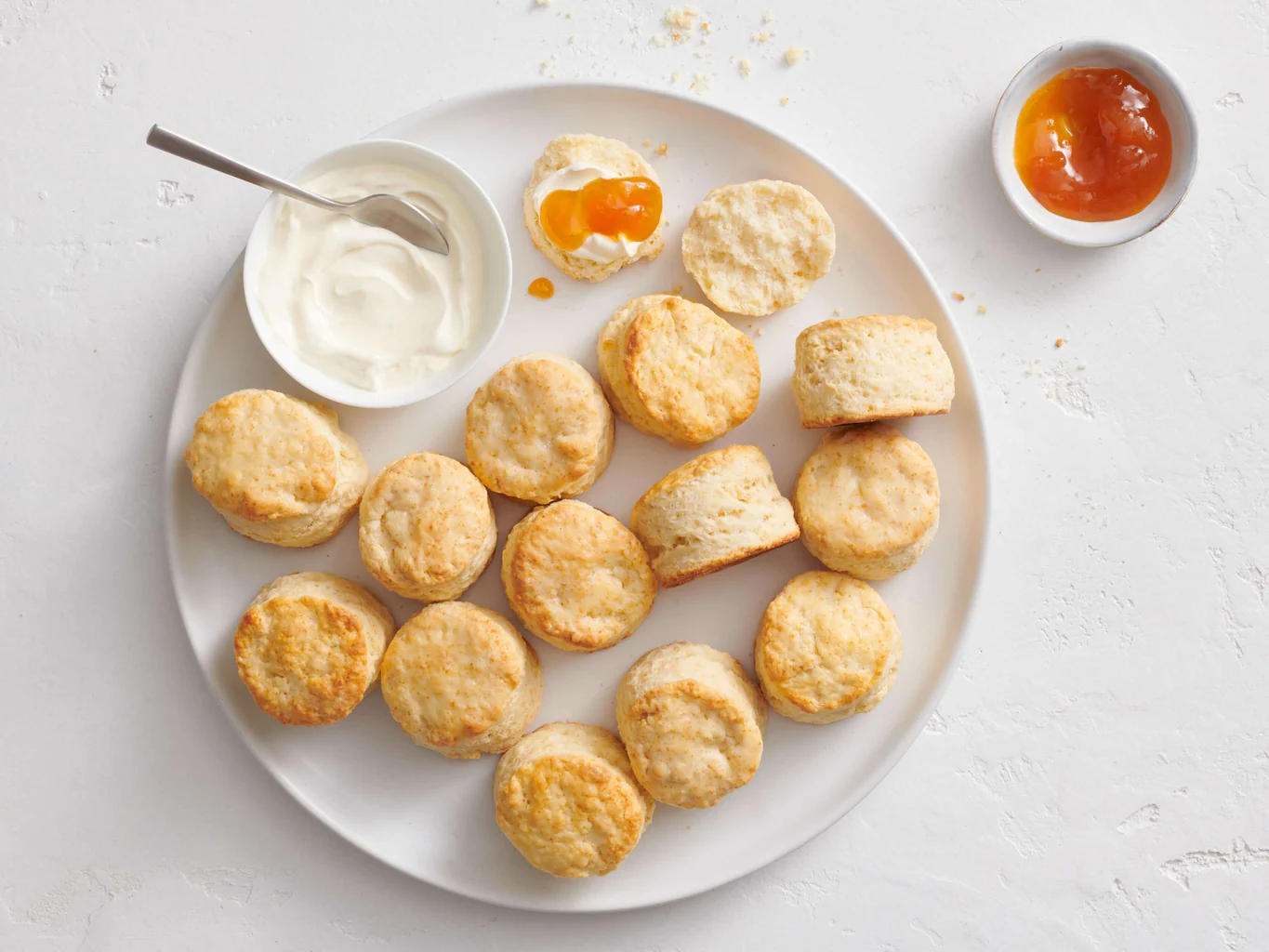 Scones mit Crème fraîche