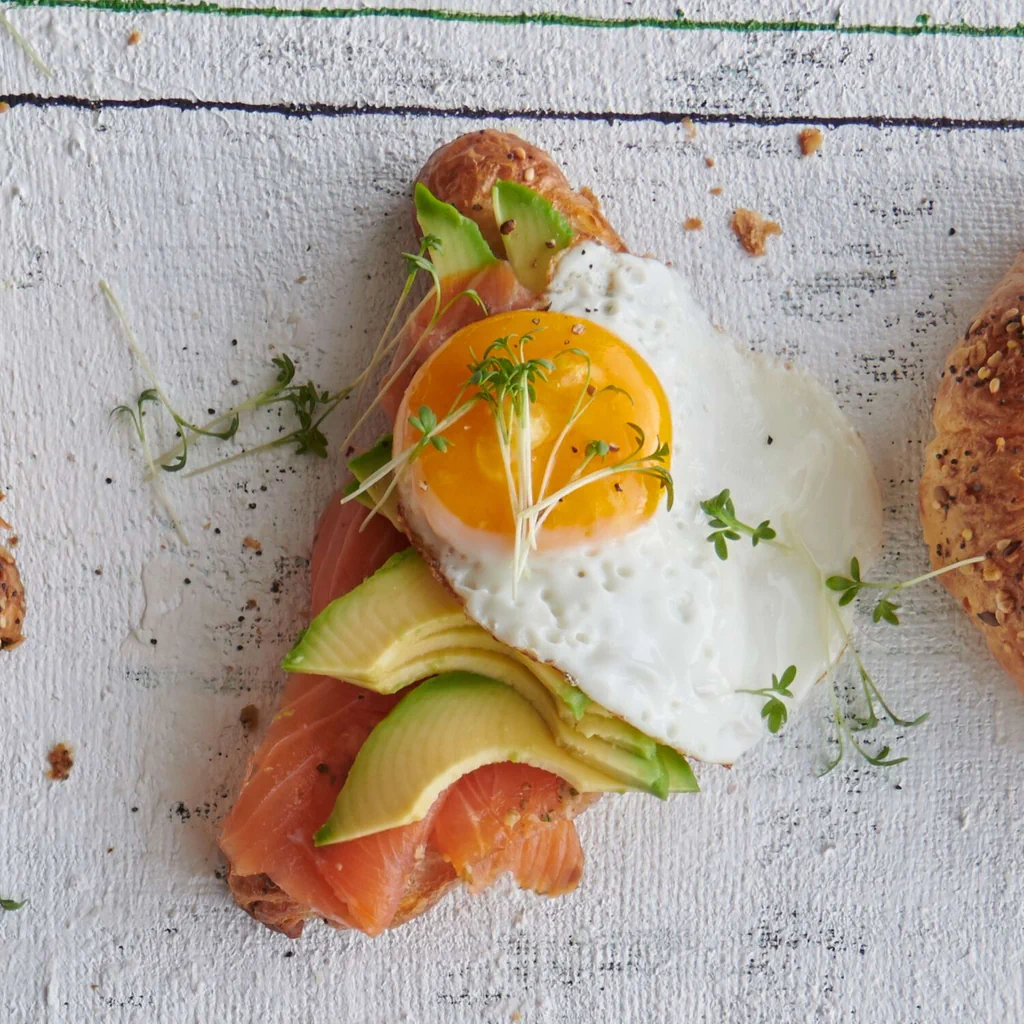 Croissant au saumon avec œuf au plat 