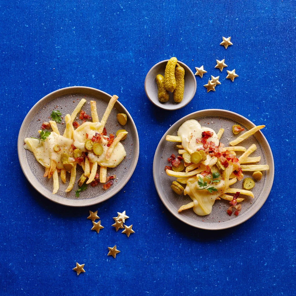 Frites avec fromage à raclette et lard