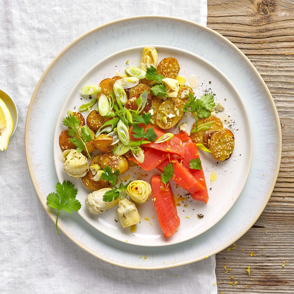 Lachsrückenfilet auf gebratenem Kartoffelsalat