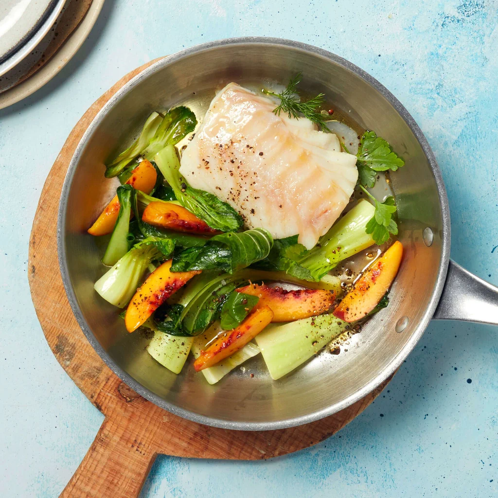 Merluzzo con pesche e pak choi