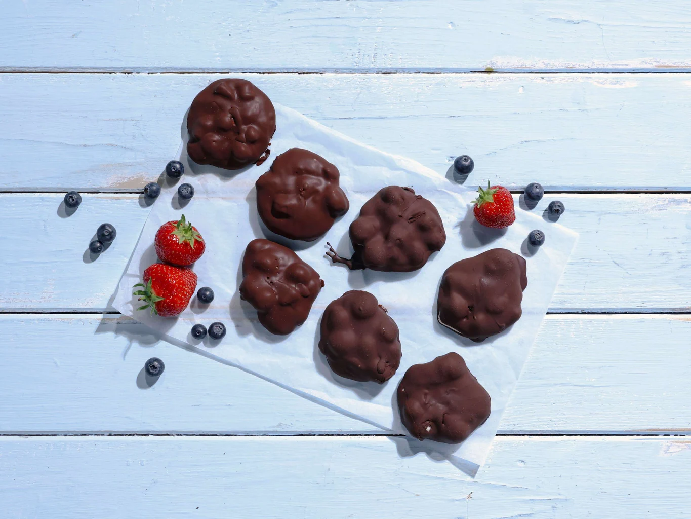 Gefrorener Beeren-Skyr mit Schokolade