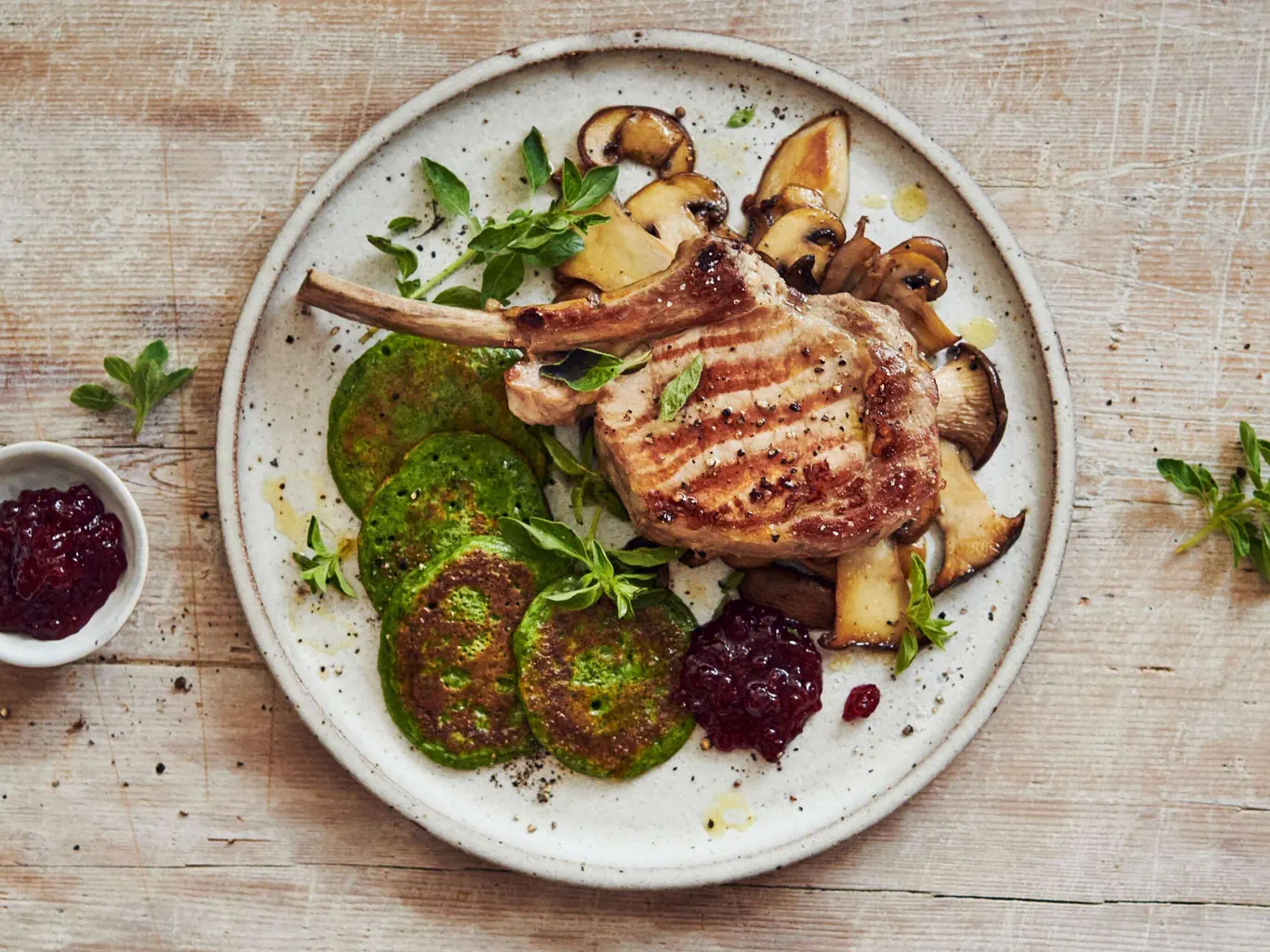 Côtelette de veau avec champignons et pancakes aux épinards