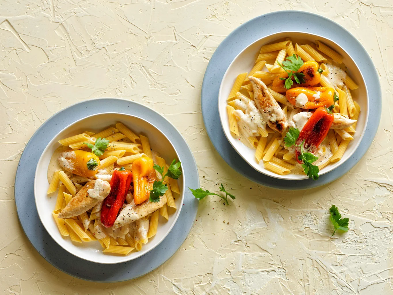 Penne avec sauce à la crème, poivrons et poulet