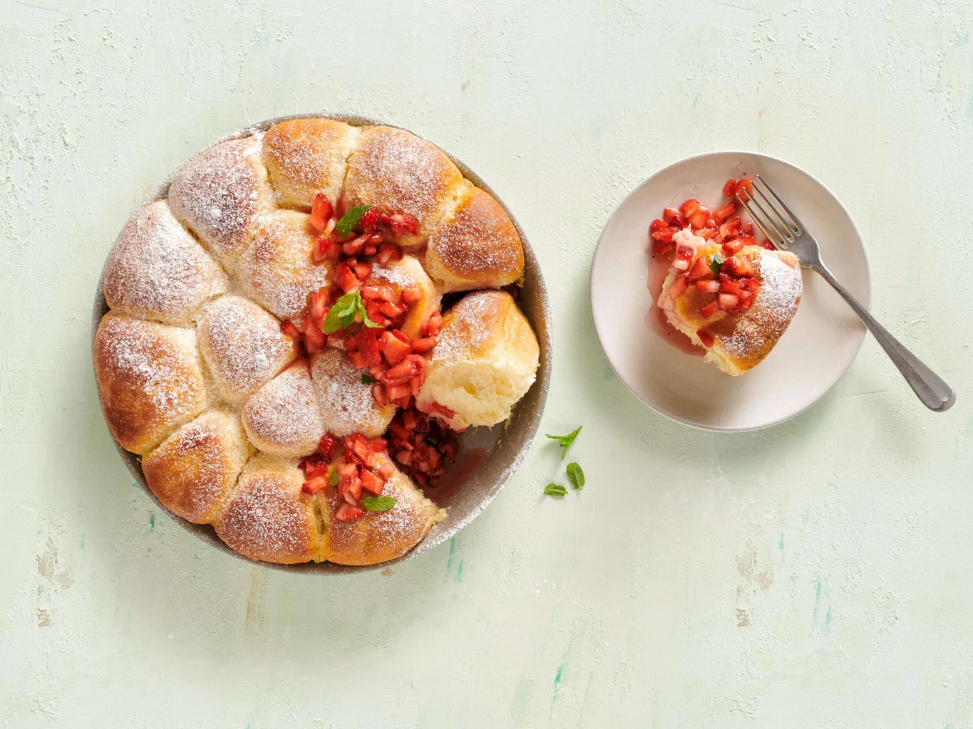Zitronen-Dampfnudeln mit Erdbeeren