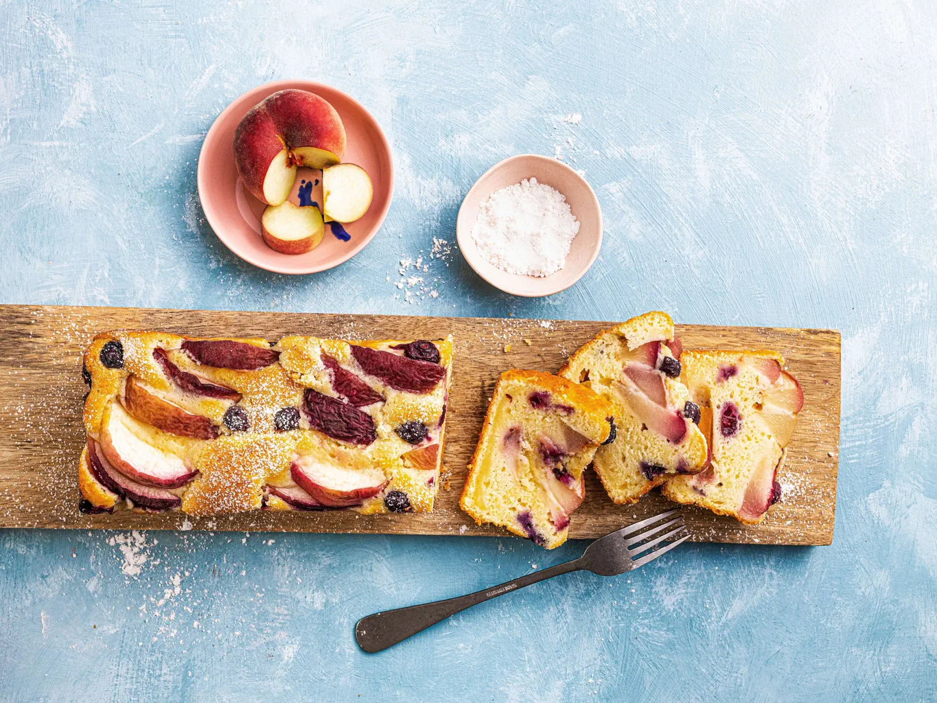 Cake allo yogurt con pesche e mirtilli