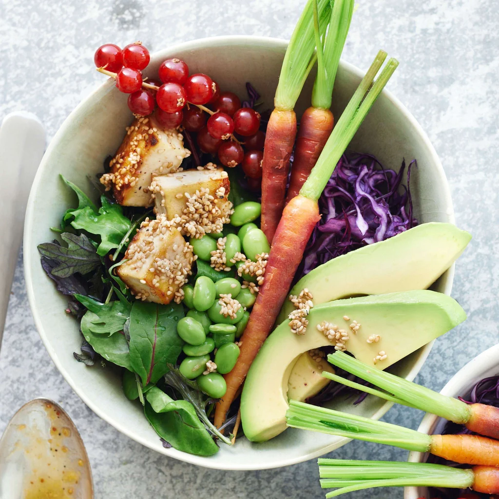 Buddha Bowl mit Tofu und Edamame
