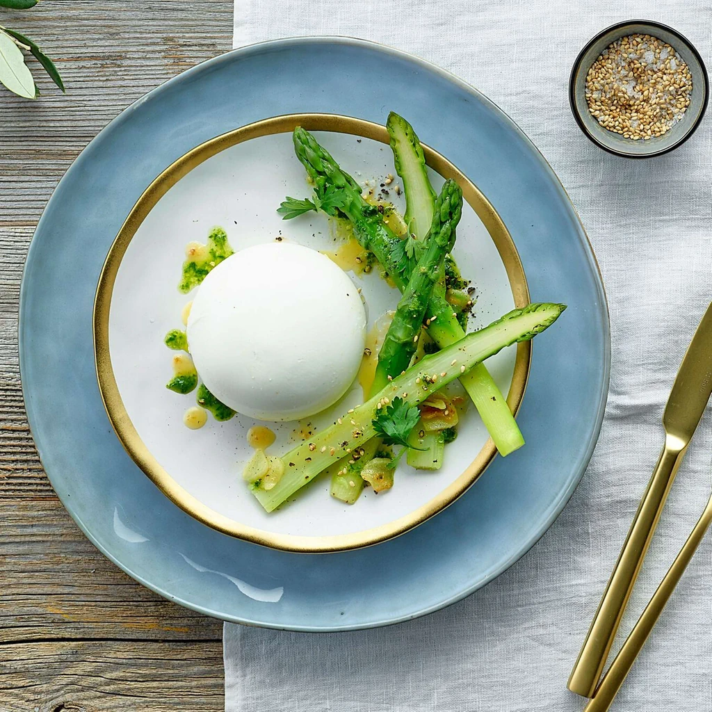 Burrata auf Spargeln mit Kräuteröl