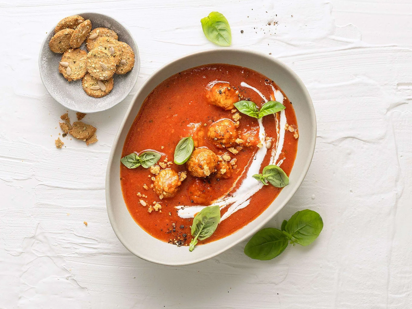 Minestra di pomodoro vegana con polpette di verdure