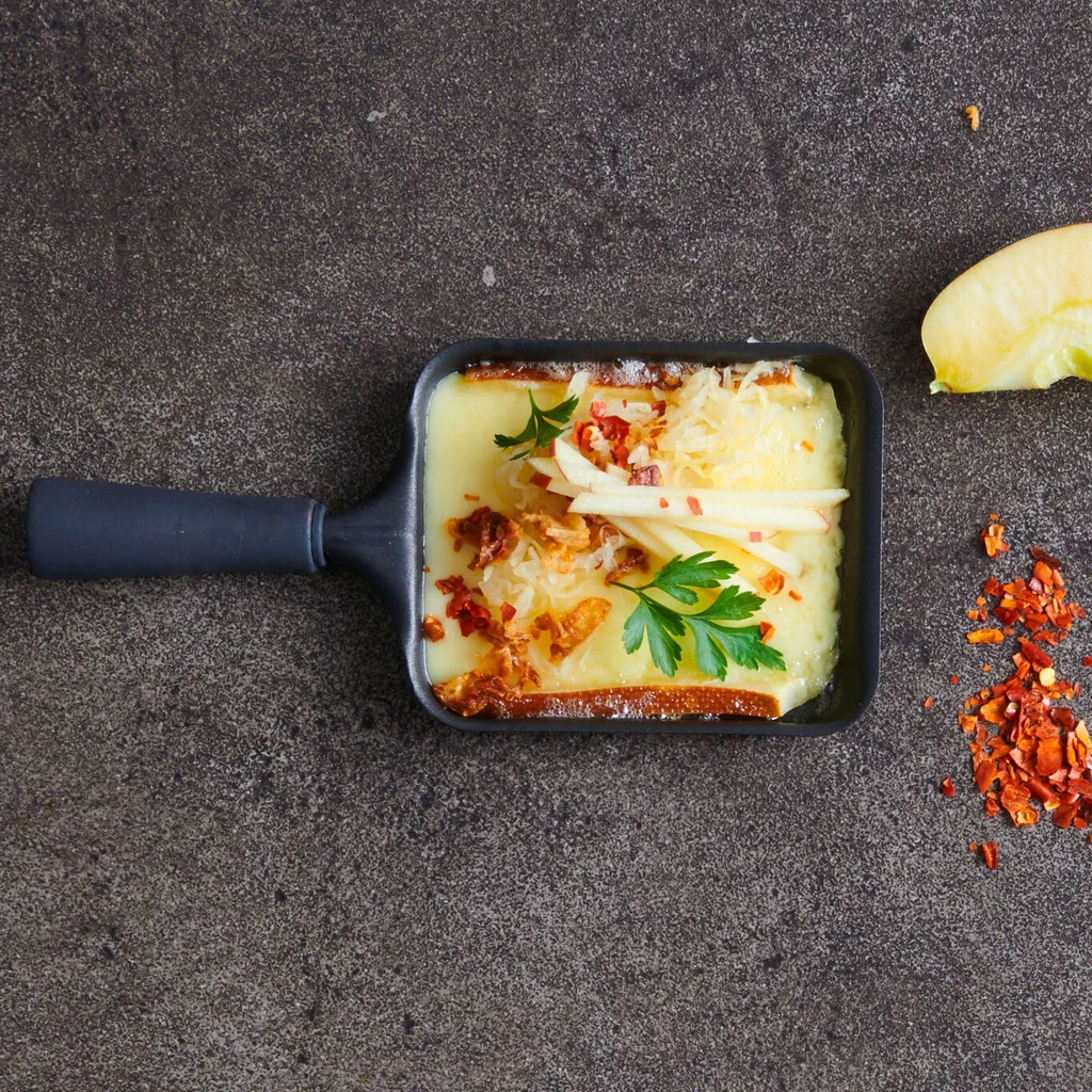 Raclette con topping di crauti e mele