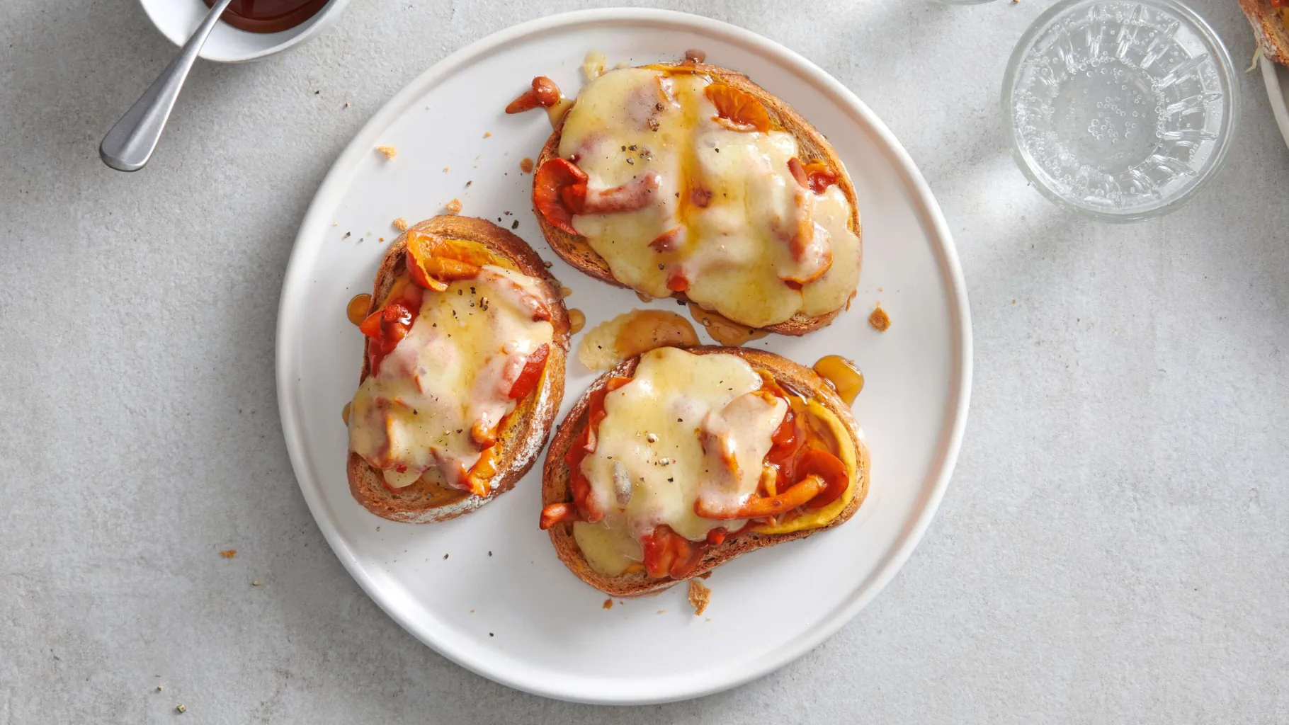 Croûtes au fromage avec champignons et tomates