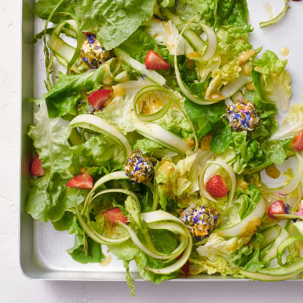 Blattsalat mit Spargeln, Erdbeeren und Ziegenkäsebällchen