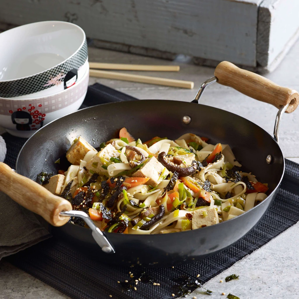 Yaki udon con tofu e verdure