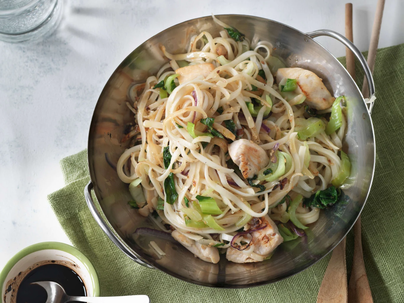 Pasta fritta con pak choi e pollo