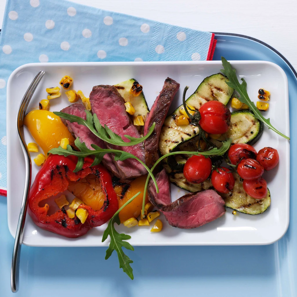 Tagliata de bœuf avec légumes grillés et beurre au thym et au piment