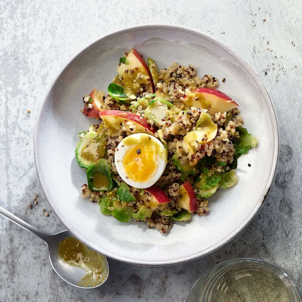 Salade de quinoa aux choux de Bruxelles avec sauce au chanvre