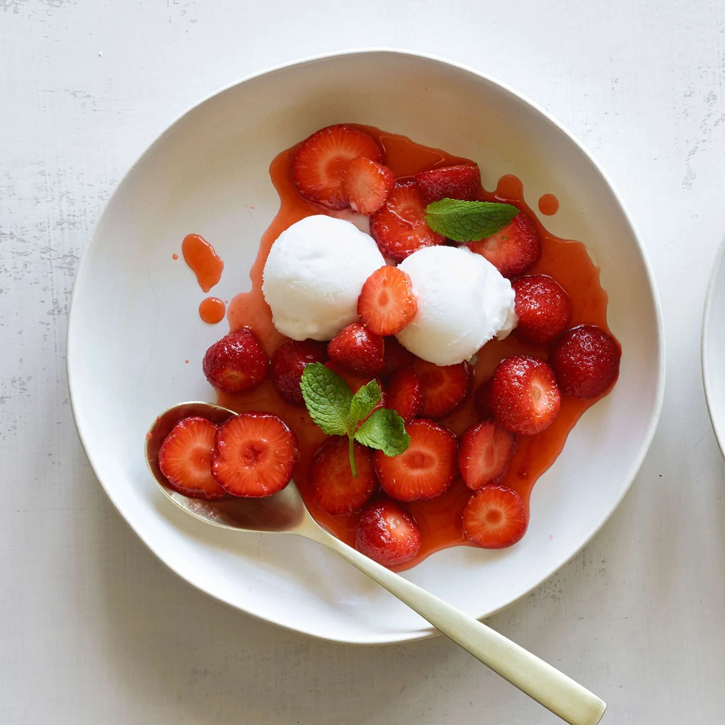 Warme Amaretto-Erdbeeren mit Glace