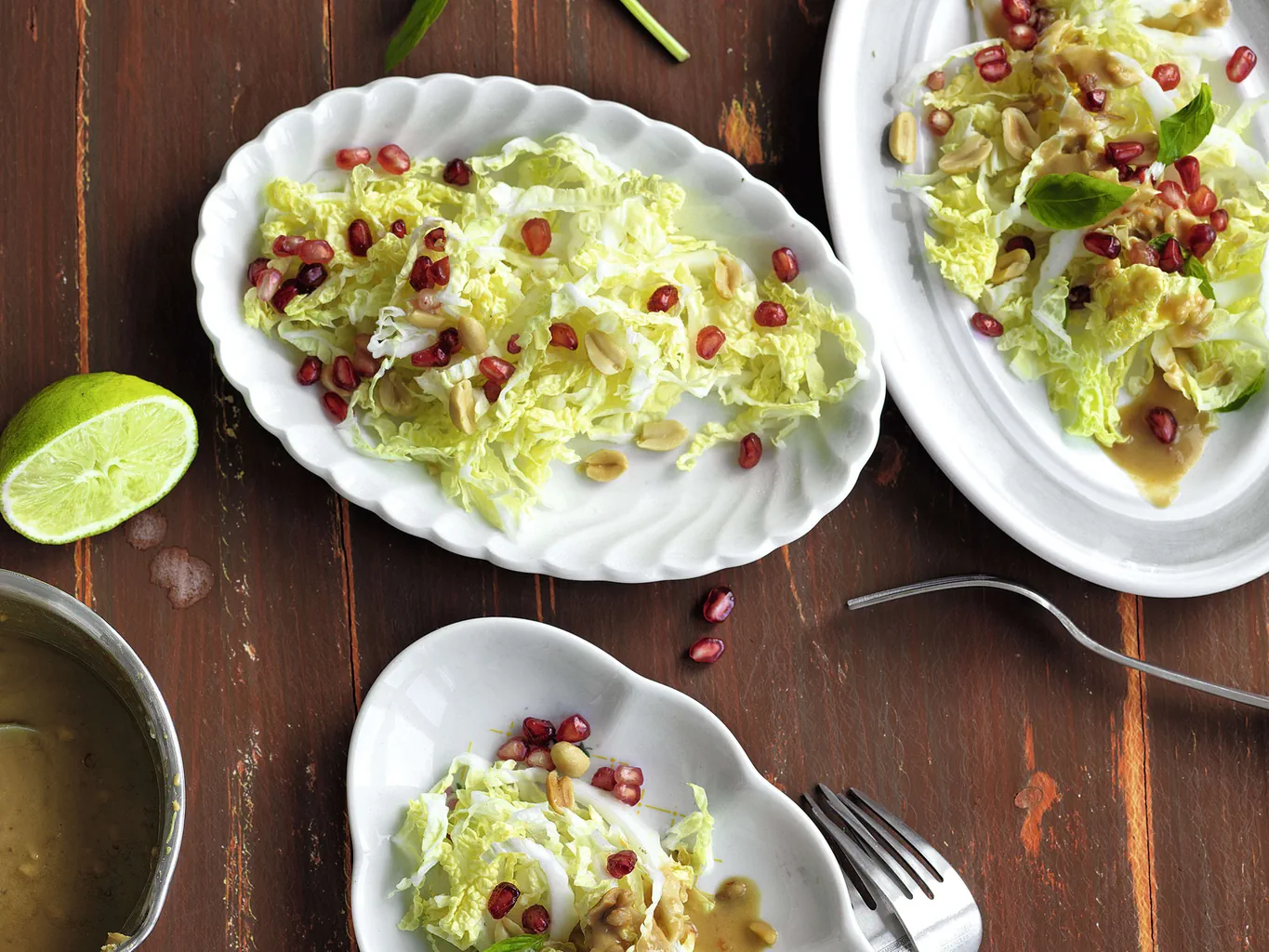 Salade de chou chinois aigre-douce avec beurre de cacahouètes et graines de grenade