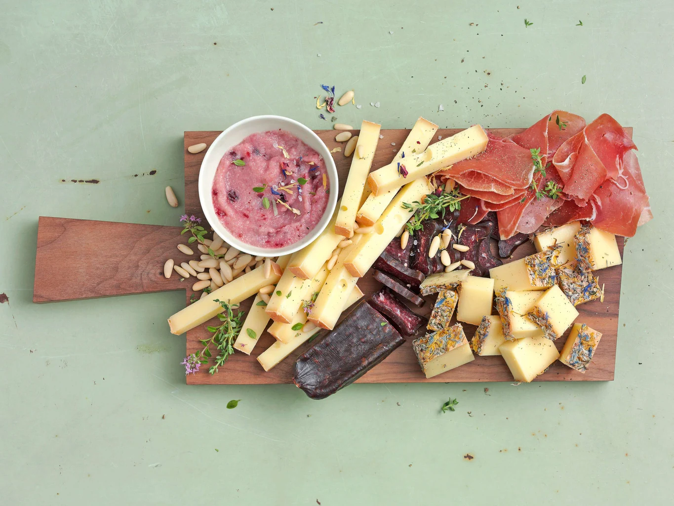 Plateau de fromages de montagne avec semoule aux airelles rouges